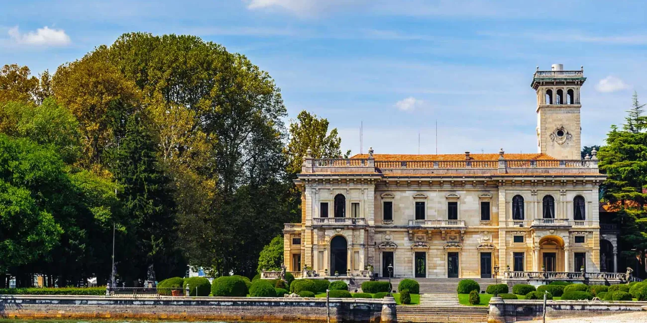Vista della Villa Erba nel Tour in Barca sul Lago di Como - Freddy's Boat