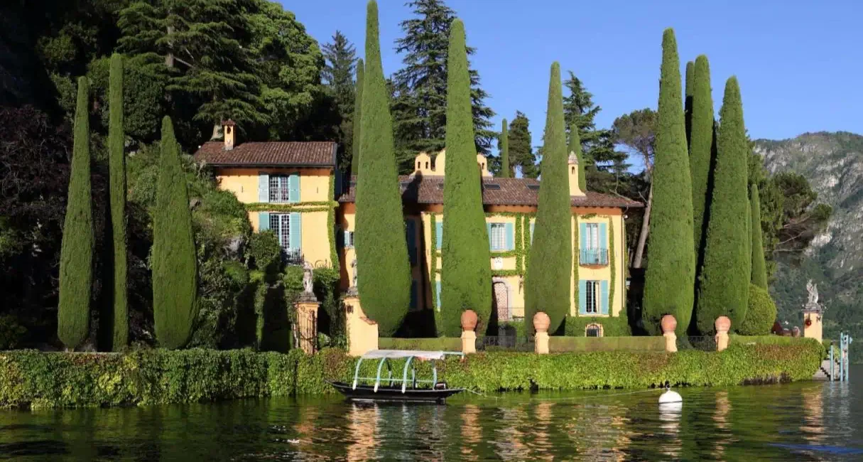 Vista della Villa La Cassinella nel Tour in Barca sul Lago di Como - Freddy's Boat
