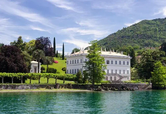 Vista della Villa Melzi nel Tour in Barca sul Lago di Como - Freddy's Boat